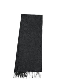 Bufanda negra hecha de tela suave con una superficie texturizada, con extremos con flecos y forma rectangular.