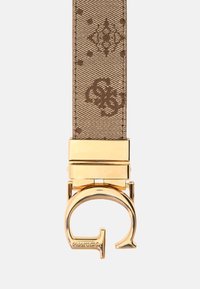 Curea împletită maro cu modele de logo embossate, având un clisp din metal auriu lucios și o cataramă circulară. Material texturat și accesorii netede.