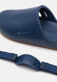 Nike Sportswear CALM MULE UNISEX - Mulas - navy/med brown