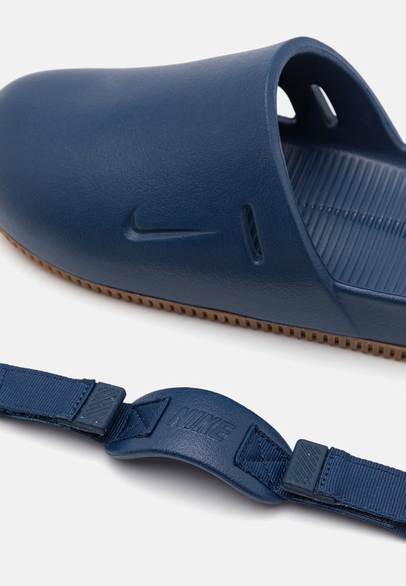 Nike Sportswear CALM MULE UNISEX - Mules - navy/med brown/blue 