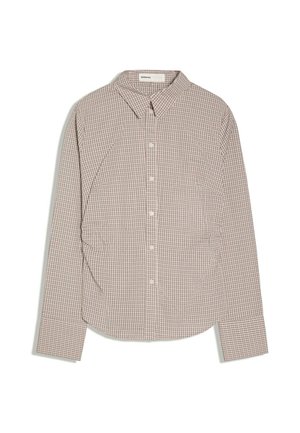 Chemise à manches longues boutonnée avec un petit motif à carreaux beige et marron, dotée de larges poignets et d’un col pointu.