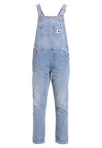 Pantalones de mezclilla azul claro con tirantes ajustables, bolsillo frontal en el pecho y herrajes de metal. Diseño de pierna recta con bolsillos laterales.