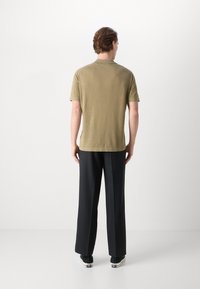 Les Deux EMMANUEL - Polo shirt - surplus green