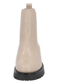 Botín de cuero beige hasta el tobillo con una textura suave, paneles laterales elásticos y una suela de goma negra. Presenta una pestaña en la parte posterior.