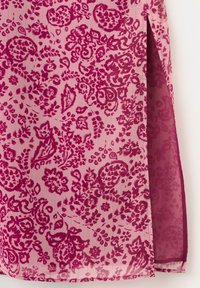Látka s růžovými a fialovými květinovými a paisley vzory, s bočním rozparkem odhalujícím průsvitnou vnitřní vrstvu.