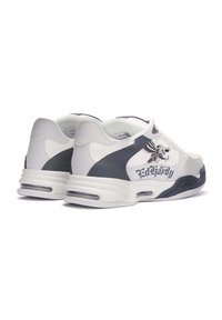Zapatillas deportivas blancas y grises con suela de goma, collar acolchado, gráfico impreso con diseño de águila y amortiguación de aire en la suela.