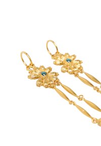 Gouden oorbellen in de vorm van bloemen met een gestructureerde afwerking, voorzien van een centrale blauwe steen en verlengde bladvormige schakels voor extra beweging.
