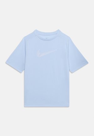 T-shirt de sport bleu clair à manches courtes avec un col rond et un logo Nike Swoosh blanc sur la poitrine.
