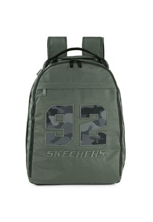 Mochila de tela verde con el número "92" en camuflaje y el bordado de "SKECHERS". Presenta doble asa y cierre de cremallera.
