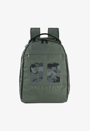 Mochila de tela verde con el número "92" en camuflaje y el bordado de "SKECHERS". Presenta doble asa y cierre de cremallera.