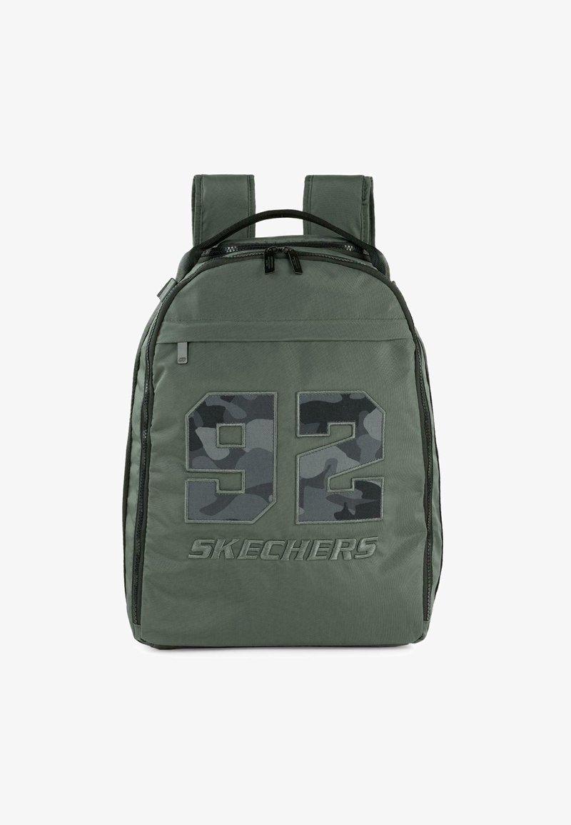 Mochila de tela verde con el número "92" en camuflaje y el bordado de "SKECHERS". Presenta doble asa y cierre de cremallera.