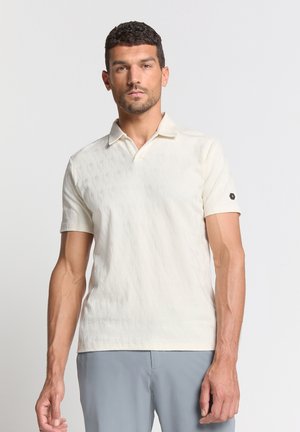 Korte mouwen polo shirt in gebroken wit, met een gestructureerd ruitpatroon, platte kraag en een zwart logo accent op de mouw.