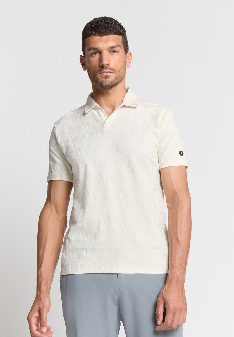 Korte mouwen polo shirt in gebroken wit, met een gestructureerd ruitpatroon, platte kraag en een zwart logo accent op de mouw.