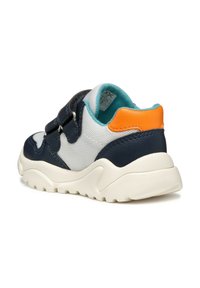 Baskets de sport avec cuir et mesh bleu marine, panneaux latéraux gris, accent de talon orange, et semelle rembourrée avec grip texturé.