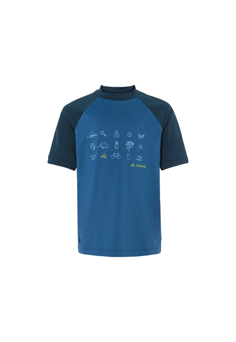 Camiseta de manga corta en azul oscuro con cuello alto, que presenta una impresión gráfica de iconos al aire libre en azul claro y un sutil logo amarillo.