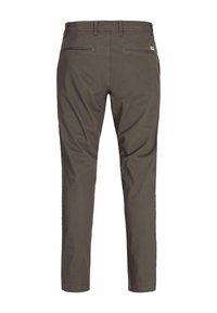Dunkelgrüne Chinos mit glatter Textur, taillierter Form, zwei Gesäßtaschen und einem dezenten Logoetikett in der Nähe des Bundes.