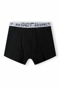 Fekete boxer alsónadrág fehér derékszíjjal, amelyen a "RESPECT" szó fekete nagybetűkkel ismétlődik.