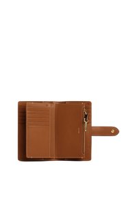 Portafoglio in pelle marrone con finitura testurizzata, numerosi scomparti per carte, un comparto con zip e una chiusura a scatto.