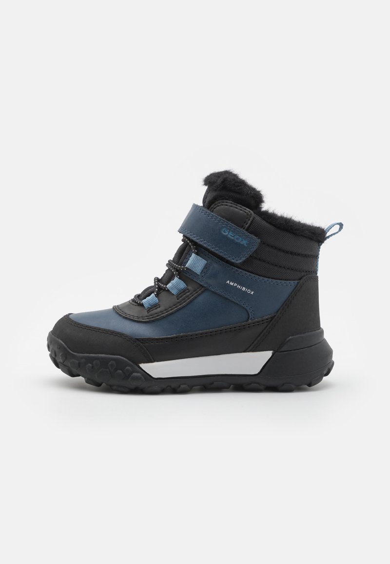 Botte de randonnée imperméable bleue et noire avec doublure en fausse fourrure, sangle en Velcro, semelle en caoutchouc texturée et zone de bout renforcée.