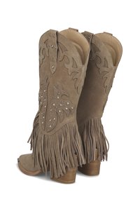 Botas de vaquero de ante topo con detalles de flecos, adornos de tachuelas y tacón apilado. Diseño floral en relieve en el eje.