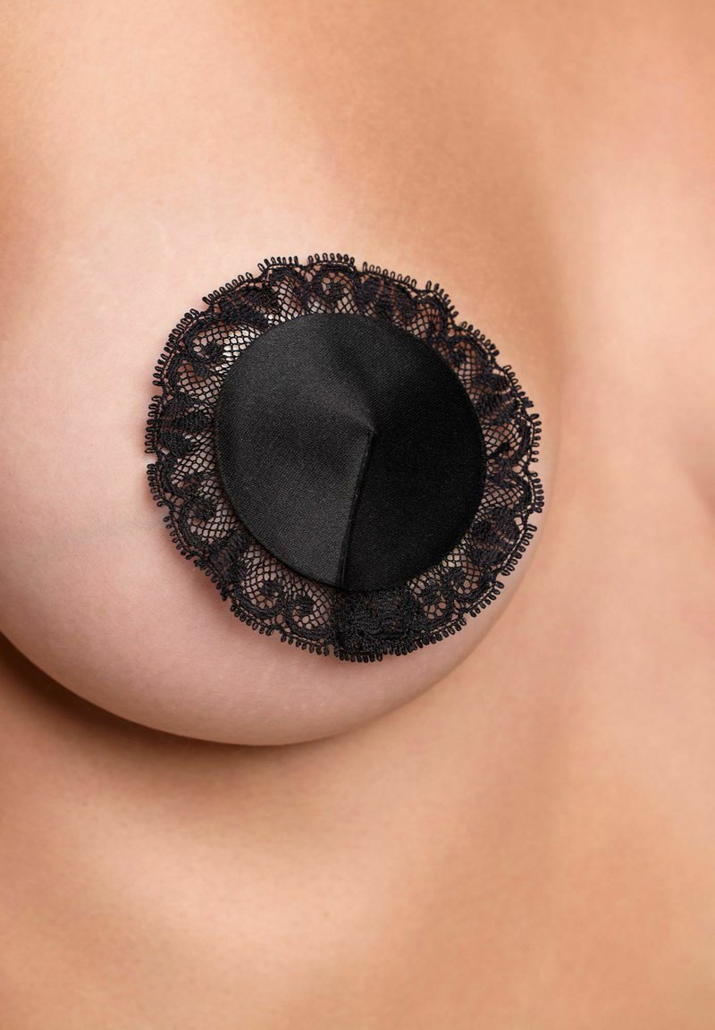 Pechos de satén negro con un borde de encaje, que presentan patrones florales. La forma es circular con un centro liso y bordes de encaje texturizados.