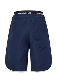 Mörkblå badshorts med resårmidja, vita accenter och en bakficka. Tillverkade av lätt material och har en enkel design.
