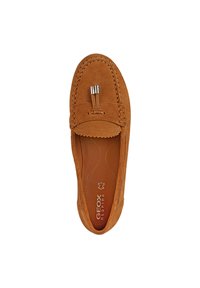 Mocasines de ante color marrón con un upper texturizado, costuras decorativas y un diseño de slip-on. El interior tiene un forro marrón suave.