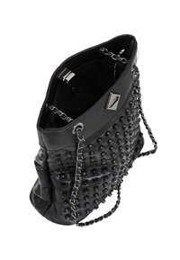 Borsa a mano in pelle nera con texture chiodata, tracolla a catena e dettagli in argento. Design con apertura superiore che permette di vedere l'interno nero.