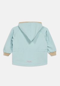 Φωτεινό γαλάζιο μπουφάν από ελαφρύ ύφασμα, με κουκούλα, φουσκωτά μανίκια και μπεζ ριμπ μανσέτες. Ετικέτα στο πίσω μέρος για σήμανση.