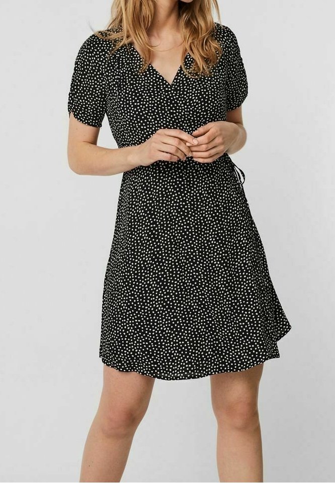 Schwarzes Kurzkleid mit V-Ausschnitt, kurzen Puffärmeln und einem verstreuten weißen Punktmuster. Weicher Stoff mit einer luftigen A-Linie-Silhouette.