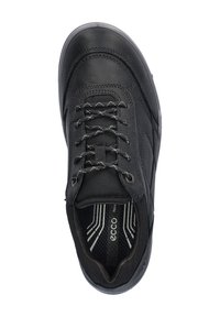 Sneaker nera con tomaia in pelle liscia e mesh, chiusura con lacci, collare imbottito e suola in gomma testurizzata con logo del marchio sulla soletta.