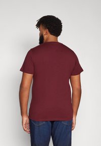 Tommy Jeans SLIM ESSENTIAL FLAG TEE - T-shirts med print - deep rouge