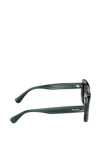 Zielone okulary przeciwsłoneczne z grubą czarną oprawką, gładką fakturą i szerokimi zausznikami. Po boku znajduje się logo "MaxMara".