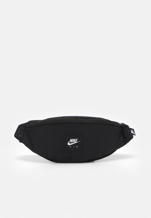 Czarna nerka Nike Air z zamkiem błyskawicznym i logo z przodu, prezentowana na jednolitym białym tle.