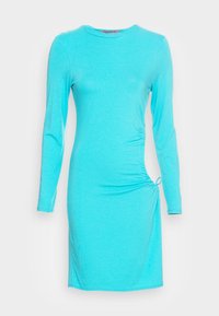 Vestido turquesa de mangas longas em tecido suave, com detalhe de franzido lateral e decote redondo, apresentando um corte justo.