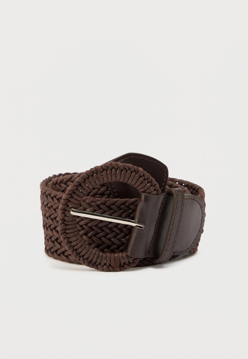 Ceinture en textile marron tressé avec une boucle et une lanière en cuir marron foncé, équipée d'une ardillon en métal pour la fixation.