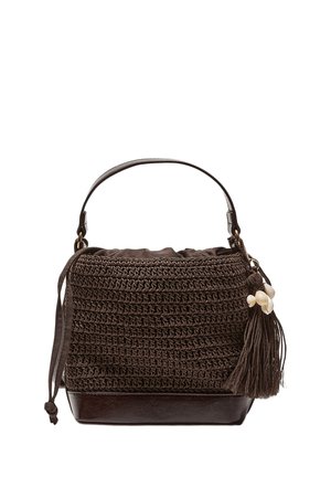 Tmavohnedá tkaná kabelka s koženým základom a rukoväťou, s strapcom zdobeným tromi bielymi korálkami na boku.