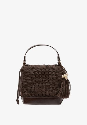 Tmavohnedá tkaná kabelka s koženým základom a rukoväťou, s strapcom zdobeným tromi bielymi korálkami na boku.