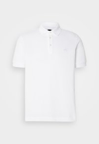 Polo blanc à manches courtes avec trois boutons et un logo brodé subtil sur la poitrine gauche.