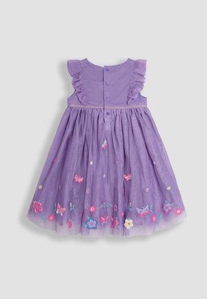 Violets kleita ar frēzētu dekoltē, pogu aizdari un izšūtām ziediem un tauriņiem uz tilla svārkiem. Mīksta tekstūra un slāņota konstrukcija.