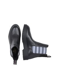 Czarne skórzane botki za kostkę z elastycznymi panelami bocznymi w szare i białe paski, okrągłym noskiem i grubą gumową podeszwą z bieżnikiem.