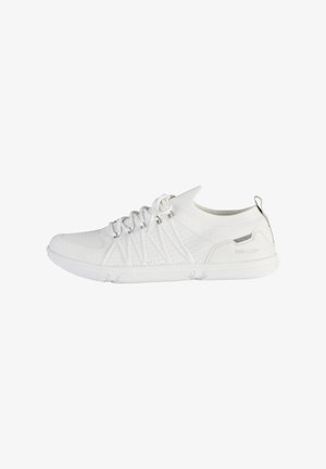 Scarpe da ginnastica bianche con una parte superiore in rete traspirante, design testurizzato, chiusura con lacci e suola in gomma con un branding minimale.