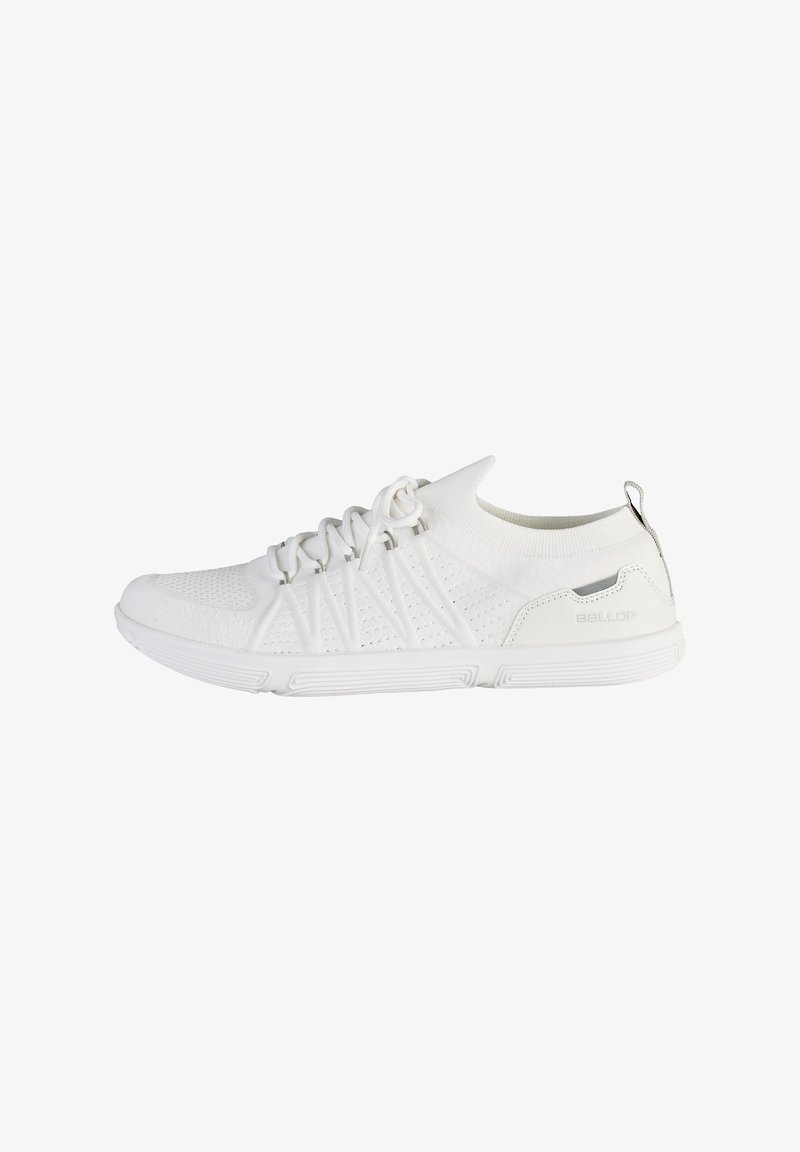 Scarpe da ginnastica bianche con una parte superiore in rete traspirante, design testurizzato, chiusura con lacci e suola in gomma con un branding minimale.