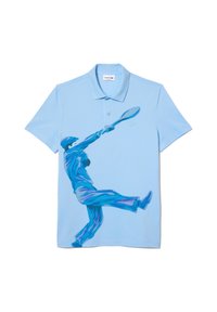 Vaaleansininen polo-paita hengittävästä kankaasta, jossa on suuri, värikäs graafinen kuva tennispelaajasta dynaamisessa asennossa edessä.