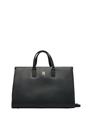 Zwarte leren tote bag met textuur, dubbele handvatten en een gouden "TH" logo-embleem midden voorop.