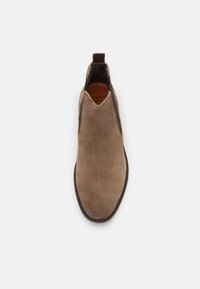 Braune Wildleder Chelsea-Stiefel mit elastischen Seitenelementen, runder Zehenpartie und texturiertem Sohlenprofil. Verfügt über eine Zuglasche für leichtes An- und Ausziehen.