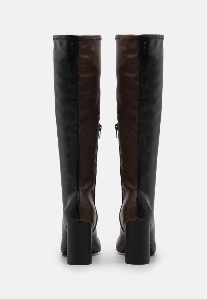 Stiefeletten in Schwarz und Braun aus Leder mit glatter Textur, ausgestattet mit einem Blockabsatz und seitlichen Reißverschlüssen für einfaches Anziehen.