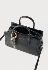 Μαύρη δερμάτινη τσάντα χειρός με διπλές λαβές στην κορυφή, αφαιρούμενο ιμάντα ώμου, διπλά θηκοειδή διαμερίσματα με φερμουάρ και διακοσμητικά κρεμαστά.