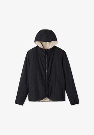 Giacca nera con cappuccio, zip frontale e fodera in pile beige, con due tasche laterali e maniche lunghe.