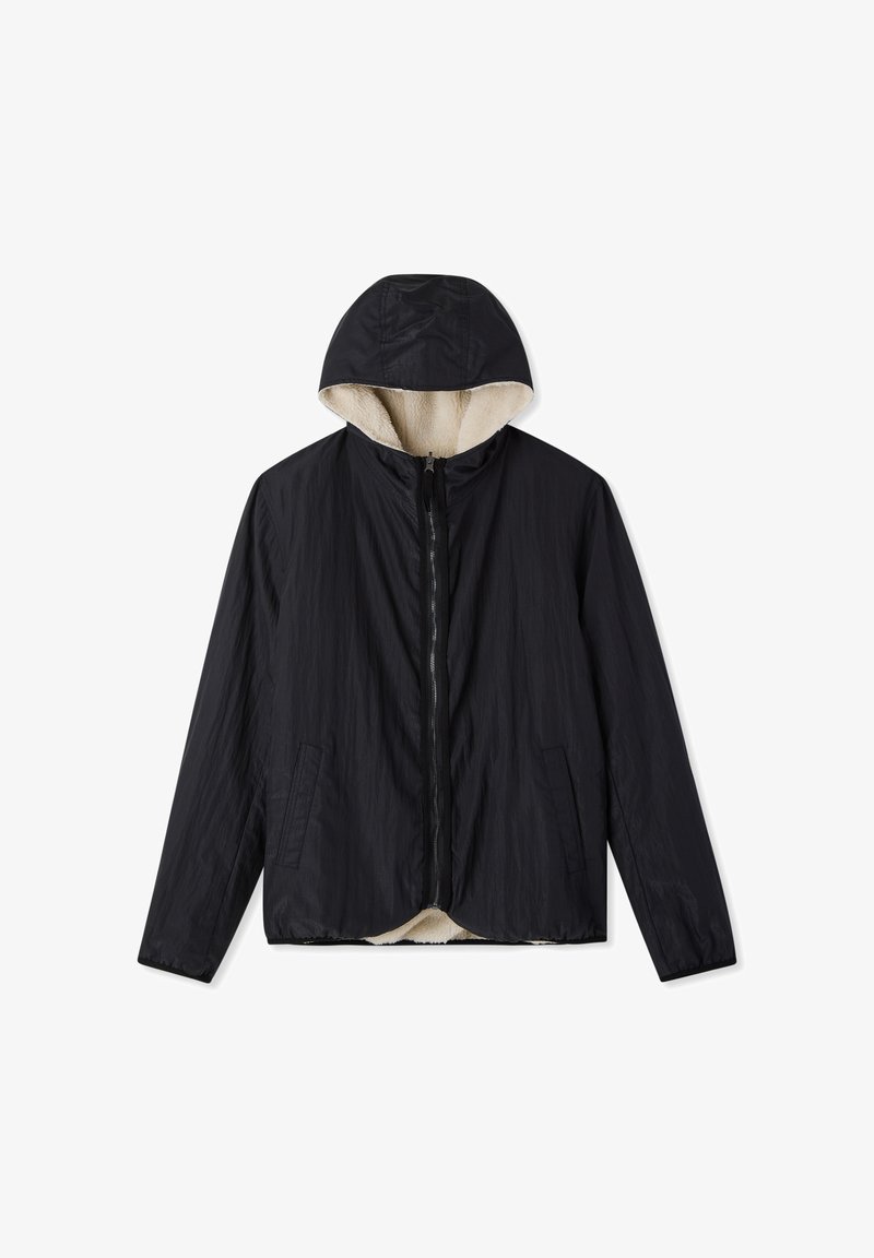 Giacca nera con cappuccio, zip frontale e fodera in pile beige, con due tasche laterali e maniche lunghe.